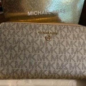 NEW Michael Kors Jet Set Travel Large Logo Quarter-Zip Wallet Gold